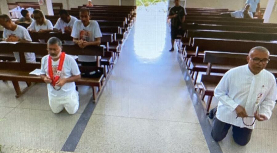 Terço dos Homens em Família. Ministro Extraordinário da Sagrada Comunhão Amaro Azevedo. Igreja Nossa Senhora Mãe de Deus, Bairro Nossa Senhora de Lourdes, Juiz de Fora, Minas Gerais/MG, Brasil. Registro de Capoeira Mestre Polêmico - Professor João Couto Teixeira. IMG_9096. 3,71 GB. 07h45. Domingo, 08 de Outubro de 2023. Universidade Livre de Estudos Culturais da Capoeira - Universidade da Capoeira - UNICAPOEIRA, Instituto de Educação Socioambiental - IESAMBI, Associação de Capoeira - ASCA e Grupo de Capoeira MEIA LUA - Fundado Terça-feira, 29 de Maio de 1962. Seja membro deste canal e ganhe benefícios: https://www.youtube.com/channel/UCE6HrA5Y_VZ4-hgw8FG13aw/join