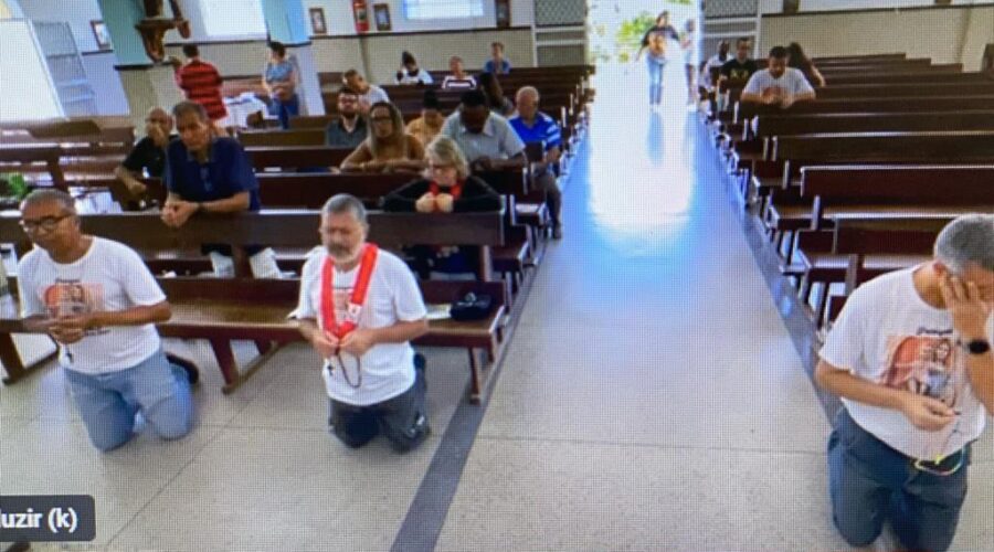 Terço dos Homens em Família. Ministro Extraordinário da Sagrada Comunhão Eduardo Bôscaro. Igreja Nossa Senhora Mãe de Deus, Bairro Nossa Senhora de Lourdes, Juiz de Fora, Minas Gerais/MG, Brasil. Registro de Capoeira Mestre Polêmico - Professor João Couto Teixeira. IMG_9226. 3,75 GB. 09h15. Domingo, 05 de Novembro de 2023. HD 1080p. Universidade Livre de Estudos Culturais da Capoeira - Universidade da Capoeira - UNICAPOEIRA, Instituto de Educação Socioambiental - IESAMBI, Associação de Capoeira - ASCA e Grupo de Capoeira MEIA LUA - Fundado Terça-feira, 29 de Maio de 1962. Seja membro deste canal e ganhe benefícios: https://www.youtube.com/channel/UCE6HrA5Y_VZ4-hgw8FG13aw/join