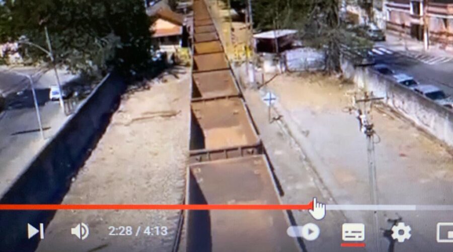 Trem Invisibilizando Montanhas em Minas Sem e Com Apito. Quintal Alto Adubeira Garagem e Viaduto da Praça Antônio Carlos. Tigüéra 360, Juiz de Fora, Minas Gerais/MG, Brasil. Registro de Capoeira Mestre Polêmico - Professor João Couto Teixeira. IMG_1270/88/90. 479,6 MB. 07h46/08h04/10h42. Segunda-feira, 14/15/18 de Agosto de 2023. HD 1080p. Universidade Livre de Estudos Culturais da Capoeira - Universidade da Capoeira - UNICAPOEIRA, Instituto de Educação Socioambiental - IESAMBI, Associação de Capoeira - ASCA e Grupo de Capoeira MEIA LUA - Fundado Terça-feira, 29 de Maio de 1962. Seja membro deste canal e ganhe benefícios: https://www.youtube.com/channel/UCE6HrA5Y_VZ4-hgw8FG13aw/join