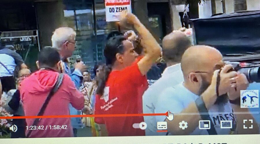 Vigésimo Nono Grito dos Excluídos. Conferência Nacional dos Bispos do Brasil - CNBB, Central Única dos Trabalhadores - CUT, Confederação Nacional dos Trabalhadores em Educação - CNTE, Confederação Nacional dos Trabalhadores em Estabelecimentos de Ensino - CONTEE, Partido dos Trabalhadores - PT, Partido Comunista do Brasil - PCdoB, Movimento dos Trabalhadores Rurais Sem Terra - MST, União de Negras e Negros pela Igualdade - UNEGRO, Sindicato Único dos Trabalhadores em Educação de Minas Gerais - SINDUTE, Frente Nacional de Luta Campo e Cidade - FNL, Coletivo Feminista-Classista Ana Montenegro, Associação Municipal dos Motoristas Efetivos da Prefeitura de Juiz de Fora - AMMEP, Mães pela Liberdade, Instituto Gabriel Pimenta de Direitos Humanos - IGPDH, União da Juventude Comunista - UJC, Comitê 20 de Novembro, Deputado Federal Betão, Vereadora Cida, Vereadora Laiz Perrut Marendino, Não à PEC das Privatizações, Fora Zema, Reforma Agrária Já, Pela Revogação da Reforma Trabalhista, Contra a Reforma da Previdência, Contra a Reforma da Consolidação das Leis do Trabalho - CLT, Pela Revogação do Novo Ensino Médio - NEM, Fim da Violência Policial, Sem Anistia - Generais nas Penitenciárias, Revogação do Artigo 142, no Capítulo II das Forças Armadas da Constituição Federal - Garantia da Lei e da Ordem - GLO. O artigo 142 da Constituição, ao tratar da GLO, não se traduz como fundamento jurídico-constitucional ao emprego das Forças Armadas na atual conjuntura, seja pelo não Preenchimento dos requisitos de ordem constitucional, legal e interpretativa, seja pela própria impropriedade da utilização do mecanismo à finalidade que se propõe". Herick Feijó Mendes, no Consultor Jurídico. Avenida Barão do Rio Branco, Bairro Centro, Juiz de Fora, Minas Gerais/MG, Brasil. Registro de Capoeira Mestre Polêmico - Professor João Couto Teixeira. IMG_2303/17. 13,46 GB. 08h27/09h46. Quinta-feira, 07 de Setembro de 2023. HD 1080p. Universidade Livre de Estudos Culturais da Capoeira - Universidade da Capoeira - UNICAPOEIRA, Instituto de Educação Socioambiental - IESAMBI, Associação de Capoeira - ASCA e Grupo de Capoeira MEIA LUA - Fundado Terça-feira, 29 de Maio de 1962. Seja membro deste canal e ganhe benefícios: https://www.youtube.com/channel/UCE6HrA5Y_VZ4-hgw8FG13aw/join