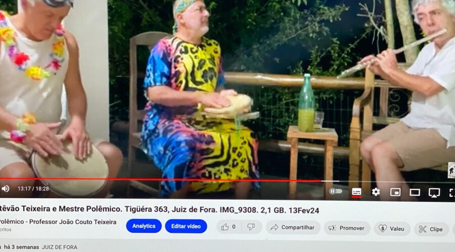 Carnaval. Mestre Polêmico - Pandeiro, David Teixeira Irsigler - Tamborim, Henrique Couto Teixeira - Surda e Estêvão Couto Teixeira - Flauta. Tigüéra 363, Juiz de Fora, Minas Gerais/MG, Brasil. Registro de Capoeira Mestre Polêmico - Professor João Couto Teixeira. IMG_9308. 2,1 GB. 22h08. Terça-feira, 13 de Fevereiro de 2024. HD 1080p. MOV. Universidade Livre de Estudos Culturais da Capoeira - Universidade da Capoeira - UNICAPOEIRA, Instituto de Educação Socioambiental - IESAMBI, Associação de Capoeira - ASCA e Grupo de Capoeira MEIA LUA - Fundado Terça-feira, 29 de Maio de 1962. Orquestra Harmônica de Berimbaus. Seja membro deste canal e ganhe benefícios: https://www.youtube.com/channel/UCE6HrA5Y_VZ4-hgw8FG13aw/join