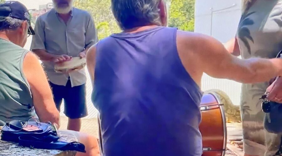 Concentra e Cai. Henrique Couto Teixeira, Estêvão Teixeira, Nilo Nélio Caixeiro Stephan e Mestre Polêmico. Piscina, Condomínio Residencial Tigüéra, Juiz de Fora, Minas Gerais/MG, Brasil. Registro de Capoeira Mestre Polêmico - Professor João Couto Teixeira. IMG_9302. 8,37 GB. 09h04. Sábado, 10 de Fevereiro de 2024. MOV. HD 1080p. Universidade Livre de Estudos Culturais da Capoeira - Universidade da Capoeira - UNICAPOEIRA, Instituto de Educação Socioambiental - IESAMBI, Associação de Capoeira - ASCA e Grupo de Capoeira MEIA LUA - Fundado Terça-feira, 29 de Maio de 1962. Orquestra Harmônica de Berimbaus. Seja membro deste canal e ganhe benefícios: https://www.youtube.com/channel/UCE6HrA5Y_VZ4-hgw8FG13aw/join