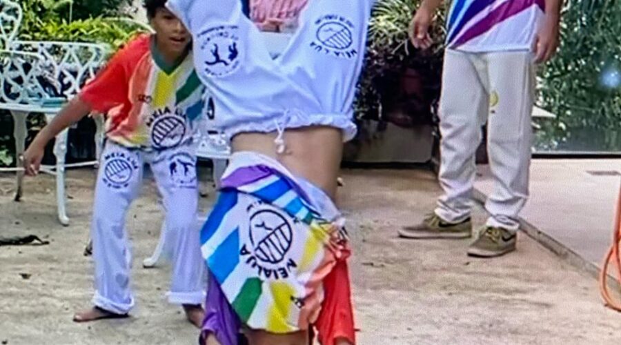 David Teixeira Irsigler, Diego de Souza Irsigler e Caio de Souza Irsigler. Presença de Salete Libardoni. Extensão Varanda, Tigüéra 360, Juiz de Fora, Minas Gerais/MG, Brasil. Registro de Capoeira Mestre Polêmico - Professor João Couto Teixeira. IMG_0288. 305,7 MB. 14h01. Domingo, 18 de Fevereiro de 2024. HD 1080p. MOV. Universidade Livre de Estudos Culturais da Capoeira - Universidade da Capoeira - UNICAPOEIRA, Instituto de Educação Socioambiental - IESAMBI, Associação de Capoeira - ASCA e Grupo de Capoeira MEIA LUA - Fundado Terça-feira, 29 de Maio de 1962. Orquestra Harmônica de Berimbaus. Seja membro deste canal e ganhe benefícios: https://www.youtube.com/channel/UCE6HrA5Y_VZ4-hgw8FG13aw/join