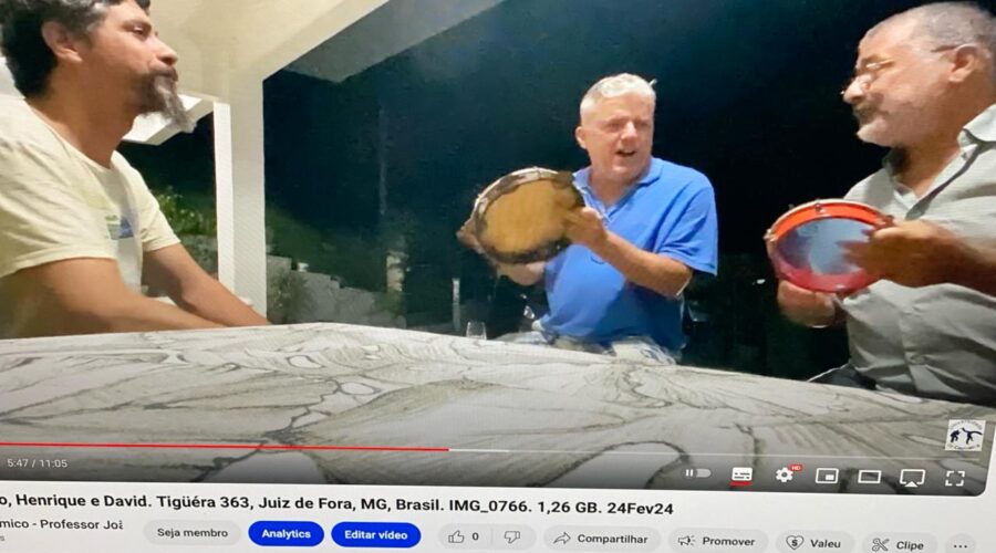 Mestre Polêmico, Henrique Couto Teixeira e David Teixeira Irsigler. Varanda, Tigüéra 363, Juiz de Fora, Minas Gerais/MG, Brasil. Registro de Capoeira Mestre Polêmico - Professor João Couto Teixeira. IMG_0766. 1,26 GB. 18h24. Sábado, 24 de Fevereiro de 2024. HD 1080p. MOV. Universidade Livre de Estudos Culturais da Capoeira - Universidade da Capoeira - UNICAPOEIRA, Instituto de Educação Socioambiental - IESAMBI, Associação de Capoeira - ASCA e Grupo de Capoeira MEIA LUA - Fundado Terça-feira, 29 de Maio de 1962. Orquestra Harmônica de Berimbaus. Seja membro deste canal e ganhe benefícios: https://www.youtube.com/channel/UCE6HrA5Y_VZ4-hgw8FG13aw/join