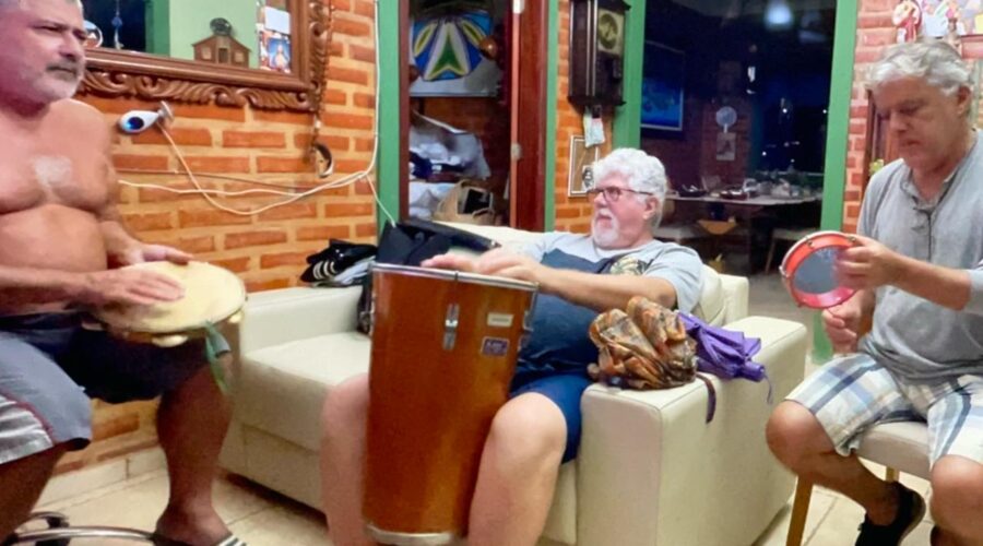 Pandeiro, Surda e Tamborim: Xico - Francisco de Assis Couto Teixeira, Henrique CoutoTeixeira, Laura Maria Moreira Teixeira. Sala de Entrar, Tigüéra 360, Juiz de Fora, Minas Gerais/MG, Brasil. Registro de Capoeira Mestre Polêmico - Professor João Couto Teixeira. IMG_9314. 804,4 MB. 17h59. Quinta-feira, 15 de Fevereiro de 2024. MOV. Universidade Livre de Estudos Culturais da Capoeira - Universidade da Capoeira - UNICAPOEIRA, Instituto de Educação Socioambiental - IESAMBI, Associação de Capoeira - ASCA e Grupo de Capoeira MEIA LUA - Fundado Terça-feira, 29 de Maio de 1962. Orquestra Harmônica de Berimbaus. Seja membro deste canal e ganhe benefícios: https://www.youtube.com/channel/UCE6HrA5Y_VZ4-hgw8FG13aw/join