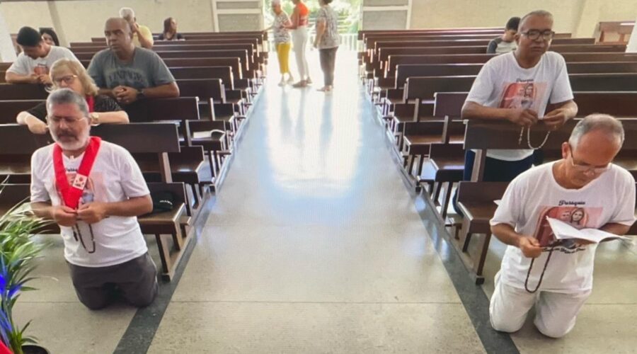 Terço dos Homens em Família: Coordenador Cláudio. Igreja Nossa Senhora Mãe de Deus, Bairro Nossa Senhora de Lourdes, Juiz de Fora, Minas Gerais/MG, Brasil. Registro de Capoeira Mestre Polêmico - Professor João Couto Teixeira. IMG_9395. 3,75 GB. 09h15. Domingo, 17 de Março de 2024. HD 1080p. MOV. Universidade Livre de Estudos Culturais da Capoeira - Universidade da Capoeira - UNICAPOEIRA, Instituto de Educação Socioambiental - IESAMBI, Associação de Capoeira - ASCA e Grupo de Capoeira MEIA LUA - Fundado Terça-feira, 29 de Maio de 1962. Seja membro deste canal e ganhe benefícios: https://www.youtube.com/channel/UCE6HrA5Y_VZ4-hgw8FG13aw/join