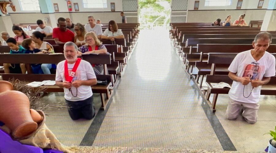 Terço dos Homens em Família: Sebastião Rosa Leite Filho. Igreja Nossa Senhora Mãe de Deus, Bairro Nossa Senhora de Lourdes, Juiz de Fora, Minas Gerais/MG, Brasil. Registro de Capoeira Mestre Polêmico - Professor João Couto Teixeira. IMG_9362/3. 3,55 GB. 09h15. Domingo, 03 de Março de 2024. HD 1080p. Universidade Livre de Estudos Culturais da Capoeira - Universidade da Capoeira - UNICAPOEIRA, Instituto de Educação Socioambiental - IESAMBI, Associação de Capoeira - ASCA e Grupo de Capoeira MEIA LUA - Fundado Terça-feira, 29 de Maio de 1962. Seja membro deste canal e ganhe benefícios: https://www.youtube.com/channel/UCE6HrA5Y_VZ4-hgw8FG13aw/join