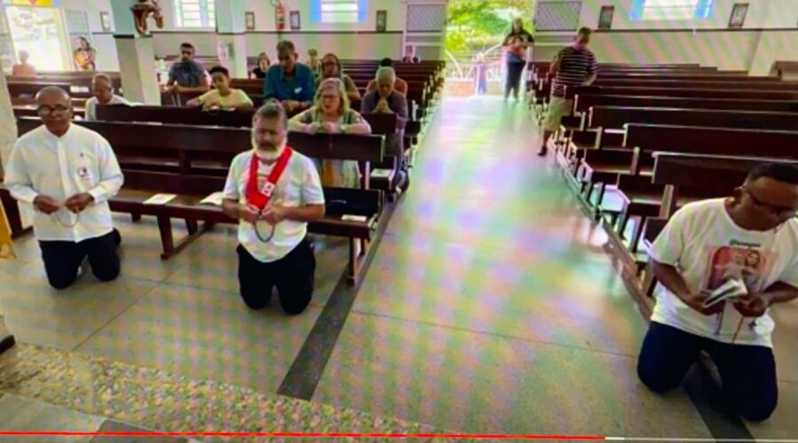 Terço dos Homens em Família: Tony - Luiz Antônio Lucindo. Igreja Nossa Senhora Mãe de Deus, Bairro Nossa Senhora de Lourdes, Juiz de Fora, Minas Gerais/MG, Brasil. Registro de Capoeira Mestre Polêmico - Professor João Couto Teixeira. IMG_9303. 3,9 GB. 09h15. Domingo, 11 de Fevereiro de 2024. HD 1080p. Universidade Livre de Estudos Culturais da Capoeira - Universidade da Capoeira - UNICAPOEIRA, Instituto de Educação Socioambiental - IESAMBI, Associação de Capoeira - ASCA e Grupo de Capoeira MEIA LUA - Fundado Terça-feira, 29 de Maio de 1962. Seja membro deste canal e ganhe benefícios: https://www.youtube.com/channel/UCE6HrA5Y_VZ4-hgw8FG13aw/join