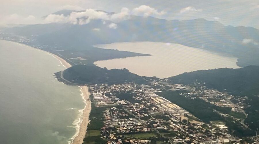 Voo de Florianópolis ao Rio de Janeiro. SC/RJ, Brasil. Registro de Capoeira Mestre Polêmico - Professor João Couto Teixeira. IMG_9957. 1,74 GB. 17h10. Segunda-feira, 05 deFevereiro de 2024. HD 1080p. Universidade Livre de Estudos Culturais da Capoeira - Universidade da Capoeira - UNICAPOEIRA, Instituto de Educação Socioambiental - IESAMBI, Associação de Capoeira - ASCA e Grupo de Capoeira MEIA LUA - Fundado Terça-feira, 29 de Maio de 1962. Seja membro deste canal e ganhe benefícios: https://www.youtube.com/channel/UCE6HrA5Y_VZ4-hgw8FG13aw/join