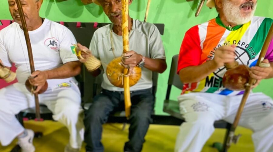 Berimbaus e Canto com os Mestres Joãos: Jô - João Mendes Batista Barbosa Filho, Sabão - João Batista Lage Barbosa e Polêmico. Rua Luiz Basílio Castor, Número 259, Bairro Santa Luzia , Juiz de Fora, Minas Gerais/MG, Brasil. Registro de Capoeira Mestre Polêmico - Professor João Couto Teixeira. IMG_9481. 7,82 GB. 09h00. Sábado, 06 de Abril de 2024. HD 1080p. MOV. Universidade Livre de Estudos Culturais da Capoeira - Universidade da Capoeira - UNICAPOEIRA, Instituto de Educação Socioambiental - IESAMBI, Associação de Capoeira - ASCA e Grupo de Capoeira MEIA LUA - Fundado Terça-feira, 29 de Maio de 1962. Orquestra Harmônica de Berimbaus. Seja membro deste canal e ganhe benefícios: https://www.youtube.com/channel/UCE6HrA5Y_VZ4-hgw8FG13aw/join