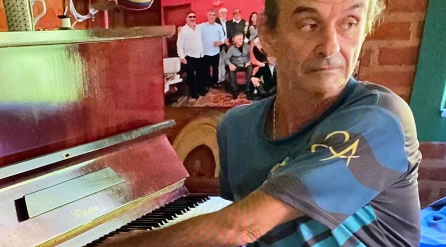 Piano: Mestre Doutor Mandingueiro - Peter Faluhelyi. Sala de Visitas, Tigüéra 360, Juiz de Fora, Minas Gerais/MG, Brasil. Registro de Capoeira Mestre Polêmico - Professor Doutor João Couto Teixeira. IMG_3045. 6,1 GB. 15h08. Quarta-feira, 24 de Abril de 2024. HD 1080p. MOV. Universidade Livre de Estudos Culturais da Capoeira - Universidade da Capoeira - UNICAPOEIRA, Instituto de Educação Socioambiental - IESAMBI, Associação de Capoeira - ASCA e Grupo de Capoeira MEIA LUA - Fundado Terça-feira, 29 de Maio de 1962. Orquestra Harmônica de Berimbaus. Seja membro deste canal e ganhe benefícios: https://www.youtube.com/channel/UCE6HrA5Y_VZ4-hgw8FG13aw/join