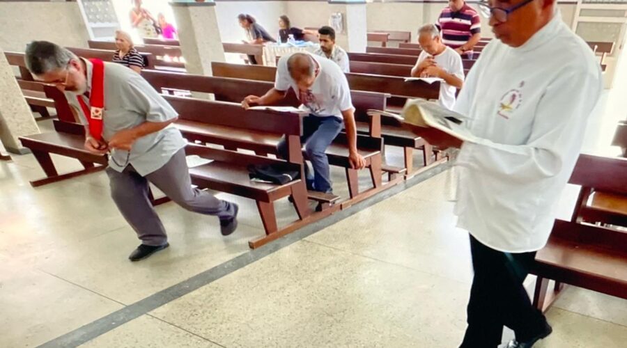Terço dos Homens em Família. Ministro Extraordinário da Sagrada Comunhão Amaro Azevedo. Igreja Nossa Senhora Mãe de Deus, Bairro Nossa Senhora de Lourdes, Juiz de Fora, Minas Gerais/MG, Brasil. Registro de Capoeira Mestre Polêmico - Professor João Couto Teixeira. IMG_9483. 3,6 GB. 09h15. Domingo, 07 de Abril de 2024. HD 1080p. MOV. Universidade Livre de Estudos Culturais da Capoeira - Universidade da Capoeira - UNICAPOEIRA, Instituto de Educação Socioambiental - IESAMBI, Associação de Capoeira - ASCA e Grupo de Capoeira MEIA LUA - Fundado Terça-feira, 29 de Maio de 1962. Seja membro deste canal e ganhe benefícios: https://www.youtube.com/channel/UCE6HrA5Y_VZ4-hgw8FG13aw/join