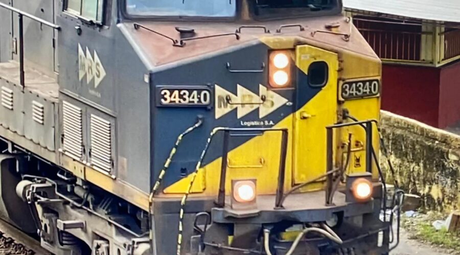 Trem: Descampando Montanhas em Minas. Com Apito. Viaduto da Praça Antônio Carlos, Juiz de Fora, Minas Gerais/MG, Brasil. Registro de Capoeira Mestre Polêmico - Professor João Couto Teixeira. IMG_2245/6. 454,7 MB. 07h26/7. Quarta-feira, 03 de Abril de 2024. HD 1080p. MOV. Universidade Livre de Estudos Culturais da Capoeira - Universidade da Capoeira - UNICAPOEIRA, Instituto de Educação Socioambiental - IESAMBI, Associação de Capoeira - ASCA e Grupo de Capoeira MEIA LUA - Fundado Terça-feira, 29 de Maio de 1962. Orquestra Harmônica de Berimbaus. Seja membro deste canal e ganhe benefícios: https://www.youtube.com/channel/UCE6HrA5Y_VZ4-hgw8FG13aw/join