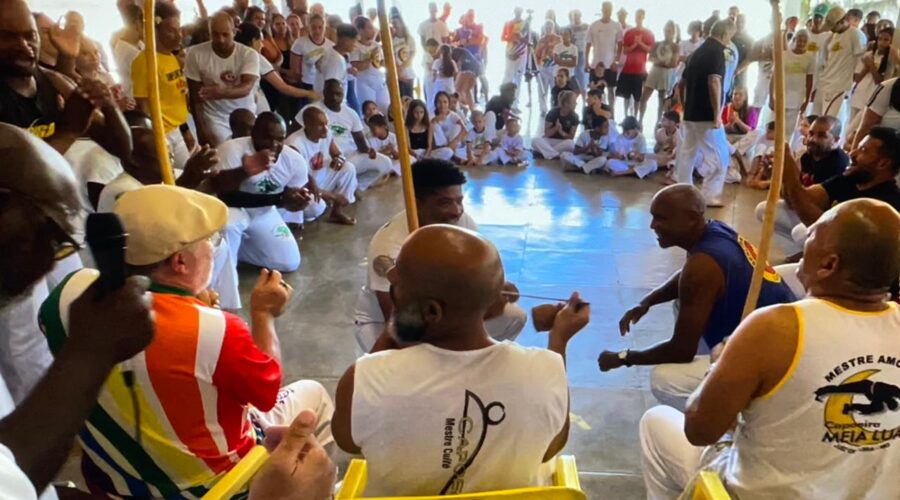UNICAPOEIRA MEIA LUA - 62 Anos. Mestr@s Jô - João Mendes Batista Barbosa Filho, Sabão - João Batista Lage Barbosa, Alexandre José Ribeiro de Amorim, Can Can - Alexandre Juan Ribeiro, História - Antônio Carlos Lemos Ferreira, Jóvirson José Milagres, Coroa - Mauro Delfino da Silva, Mandingueiro - Peter Faluhelyi, Lua - Maria Isabel MelottiXible, Avatar - Giovanni Diomedson de Andrade, Aluna Formada Mônica Rodrigues Vieira e Aluna Praticante Laura Maria Moraes Teixeira. Colégio Polivalente, Bairro Teixeiras, Juiz de Fora, Minas Gerais/MG, Brasil. Registro de Capoeira Mestre Polêmico - Professor Doutor João Couto Teixeira. IMG_9689. 19,02 GB. 09h02. Domingo, 28 de Abril de 2024. HD 1080p. MOV. Universidade Livre de Estudos Culturais da Capoeira - Universidade da Capoeira - UNICAPOEIRA, Instituto de Educação Socioambiental - IESAMBI, Associação de Capoeira - ASCA e Grupo de Capoeira MEIA LUA - Fundado Terça-feira, 29 de Maio de 1962. Orquestra Harmônica de Berimbaus. Seja membro deste canal e ganhe benefícios: https://www.youtube.com/channel/UCE6HrA5Y_VZ4-hgw8FG13aw/join
