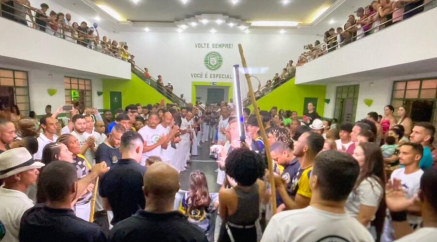 Contramestre Soldado - Marcelo Moreira. Formatura. Sport Club. Avenida Barão do Rio Branco, 1.303, CEP 36.045-475, Bairro Centro, Juiz de Fora, Minas Gerais/MG, Brasil. Registro de Capoeiras Mestres Polêmico - Professor João Couto Teixeira e Avatar - Giovanni Diomedson de Andrade. IMG_9225. 10 GB. 17h58. Sábado, 04 de Novembro de 2023. HD 1080p. Universidade Livre de Estudos Culturais da Capoeira - Universidade da Capoeira - UNICAPOEIRA, Instituto de Educação Socioambiental - IESAMBI, Associação de Capoeira - ASCA e Grupo de Capoeira MEIA LUA - Fundado Quinta-feira, 29 de Maio de 1962. Seja membro deste canal e ganhe benefícios: https://www.youtube.com/channel/UCE6HrA5Y_VZ4-hgw8FG13aw/join