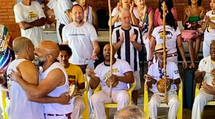 UNICAPOEIRA MEIA LUA - 62 Anos. Mestr@s Jô - João Mendes Batista Barbosa Filho, Sabão - João Batista Lage Barbosa, Alexandre José Ribeiro de Amorim, Can Can - Alexandre Juan Ribeiro, História - Antônio Carlos Lemos Ferreira, Jovirson Milagres, Coroa - Mauro Delfino da Silva, Mandingueiro - Peter Faluhelyi, Lua - Maria Isabel MelottiXible, Avatar - Giovanni Diomedson de Andrade, Aluna Formada Mônica Rodrigues Vieira e Aluna Praticante Laura Maria Moraes Teixeira. Colégio Polivalente, Bairro Teixeiras, Juiz de Fora, Minas Gerais/MG, Brasil. Registro de Capoeira Mestre Polêmico - Professor Doutor João Couto Teixeira. IMG_3320. 21,18 GB. 09h02. Domingo, 28 de Abril de 2024. HD 1080p. MOV. Universidade Livre de Estudos Culturais da Capoeira - Universidade da Capoeira - UNICAPOEIRA, Instituto de Educação Socioambiental - IESAMBI, Associação de Capoeira - ASCA e Grupo de Capoeira MEIA LUA - Fundado Terça-feira, 29 de Maio de 1962. Orquestra Harmônica de Berimbaus. Seja membro deste canal e ganhe benefícios: https://www.youtube.com/channel/UCE6HrA5Y_VZ4-hgw8FG13aw/join