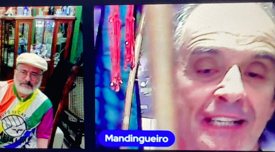 Berimbaus: Toques Intercalados - Driblando o Atraso. Mestr@s Polêmico e Mandingueiro - Peter Faluhelyi. Sala de Entrar, Tigüéra 360, Juiz de Fora, Minas Gerais/MG, Brasil. Registro de Capoeira Mestre Polêmico - Professor Doutor João Couto Teixeira. IMG_9764. 10,11 GB. 20h34. Segunda-feira, 27 de Maio de 2024. HD 1080p. MOV. Universidade Livre de Estudos Culturais da Capoeira - Universidade da Capoeira - UNICAPOEIRA, Instituto de Educação Socioambiental - IESAMBI, Associação de Capoeira - ASCA e Grupo de Capoeira MEIA LUA - Fundado Terça-feira, 29 de Maio de 1962. Orquestra Harmônica de Berimbaus. Seja membro deste canal e ganhe benefícios: https://www.youtube.com/channel/UCE6HrA5Y_VZ4-hgw8FG13aw/join PIX - polemico72@hotmail.com