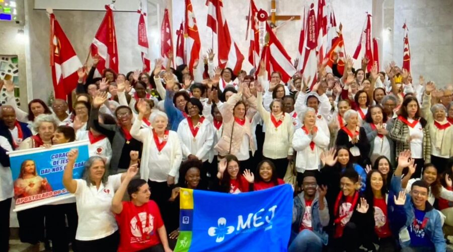 Celebração Eucarística: Apóstol@s da Oração. Santuário do Sagrado Coração de Jesus, Rua Doutor Alberto Vieira Lima, Número 50, Bairro Bairu, CEP 36.050-070, Juiz de Fora, Minas Gerais/MG, Brasil. Registro de Capoeira Mestre Polêmico - Professor Doutor João Couto Teixeira. IMG_9777. 9,37 GB. 09h00. Domingo, 02 de Junho de 2024. HD 1080p. MOV. Universidade Livre de Estudos Culturais da Capoeira - Universidade da Capoeira - UNICAPOEIRA, Instituto de Educação Socioambiental - IESAMBI, Associação de Capoeira - ASCA e Grupo de Capoeira MEIA LUA - Fundado Terça-feira, 29 de Maio de 1962. Seja membro deste canal e ganhe benefícios: https://www.youtube.com/channel/UCE6HrA5Y_VZ4-hgw8FG13aw/join PIX - polemico72@hotmail.com