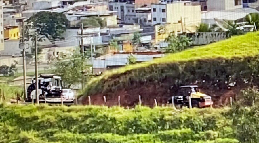 Obra Rulhenta: Pavimentação. Bairro, Sacada Dorsal e Jardim Quintal Alto, Adubeira, Garagem, Tigüéra 360, Juiz de Fora, Minas Gerais/MG, Brasil. Registro de Capoeira Mestre Polêmico - Professor Doutor João Couto Teixeira. IMG_4150/3/9758/61. 1,17 GB. 13h16/11h18. Domingo/Segunda-feira, 26/27 de Maio de 2024. HD 1080p. MOV. Universidade Livre de Estudos Culturais da Capoeira - Universidade da Capoeira - UNICAPOEIRA, Instituto de Educação Socioambiental - IESAMBI, Associação de Capoeira - ASCA e Grupo de Capoeira MEIA LUA - Fundado Terça-feira, 29 de Maio de 1962. Orquestra Harmônica de Berimbaus. Seja membro deste canal e ganhe benefícios: https://www.youtube.com/channel/UCE6HrA5Y_VZ4-hgw8FG13aw/join PIX - polemico72@hotmail.com