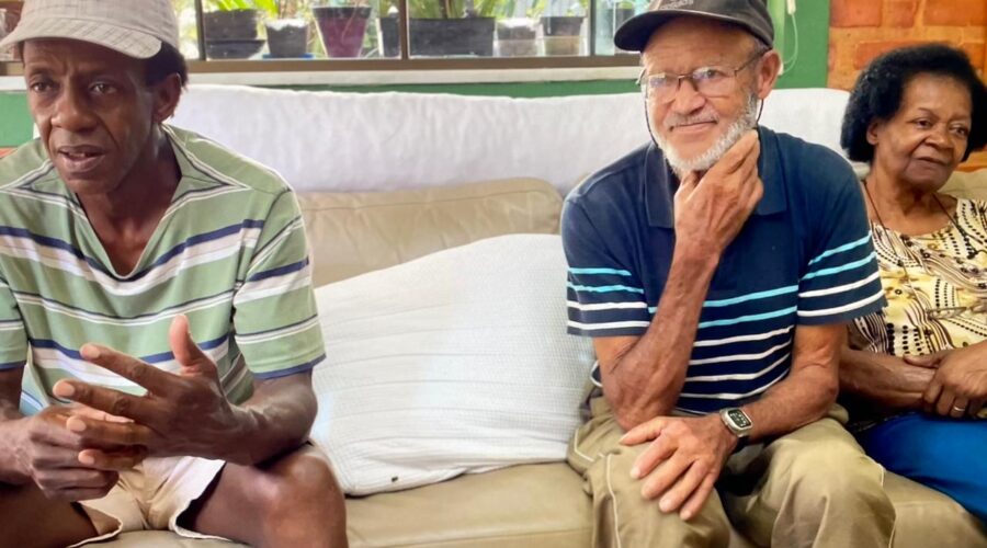 Osvaldo Severino, Iracida das Graças Mateus Severino e Marco Aurélio de Souza. Sala de Visitas, Tigüéra 360, Juiz de Fora, Minas Gerais/MG, Brasil. Registro de Capoeira Mestre Polêmico - Professor Doutor João Couto Teixeira. IMG_9747. 13,75 GB. 13h23. Domingo, 19 de Maio de 2024. HD 1080p. MOV. Universidade Livre de Estudos Culturais da Capoeira - Universidade da Capoeira - UNICAPOEIRA, Instituto de Educação Socioambiental - IESAMBI, Associação de Capoeira - ASCA e Grupo de Capoeira MEIA LUA - Fundado Terça-feira, 29 de Maio de 1962. Orquestra Harmônica de Berimbaus. Seja membro deste canal e ganhe benefícios: https://www.youtube.com/channel/UCE6HrA5Y_VZ4-hgw8FG13aw/join PIX - polemico72@hotmail.com