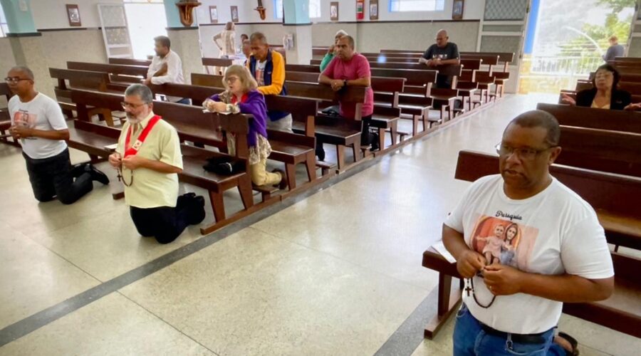 Terço dos Homens em Família: Diácono Márcio Rosa dos Santos. Igreja Nossa Senhora Mãe de Deus, Bairro Nossa Senhora de Lourdes, Juiz de Fora, Minas Gerais/MG, Brasil. Registro de Capoeira Mestre Polêmico - Professor Doutor João Couto Teixeira. IMG_9757. 4,17 GB. 09h15. Domingo, 26 de Maio de 2024. HD 1080p. MOV. Universidade Livre de Estudos Culturais da Capoeira - Universidade da Capoeira - UNICAPOEIRA, Instituto de Educação Socioambiental - IESAMBI, Associação de Capoeira - ASCA e Grupo de Capoeira MEIA LUA - Fundado Terça-feira, 29 de Maio de 1962. Seja membro deste canal e ganhe benefícios: https://www.youtube.com/channel/UCE6HrA5Y_VZ4-hgw8FG13aw/join PIX - polemico72@hotmail.com