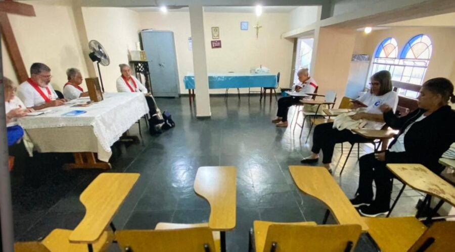 Apóstol@s da Oração ao Sagrado Coração de Jesus: Reunião. Salão Paroquial, Igreja Nossa Senhora Mãe de Deus, Bairro Nossa Senhora de Lourdes, Juiz de Fora, Minas Gerais/MG, Brasil. Registro de Capoeira Mestre Polêmico - Professor Doutor João Couto Teixeira. IMG_4360. 4,66 GB. 16h08. Sexta-feira, 07 de Junho de 2024. HD 1080p. MOV. Universidade Livre de Estudos Culturais da Capoeira - Universidade da Capoeira - UNICAPOEIRA, Instituto de Educação Socioambiental - IESAMBI, Associação de Capoeira - ASCA e Grupo de Capoeira MEIA LUA - Fundado Terça-feira, 29 de Maio de 1962. Seja membro deste canal e ganhe benefícios: https://www.youtube.com/channel/UCE6HrA5Y_VZ4-hgw8FG13aw/join PIX - polemico72@hotmail.com