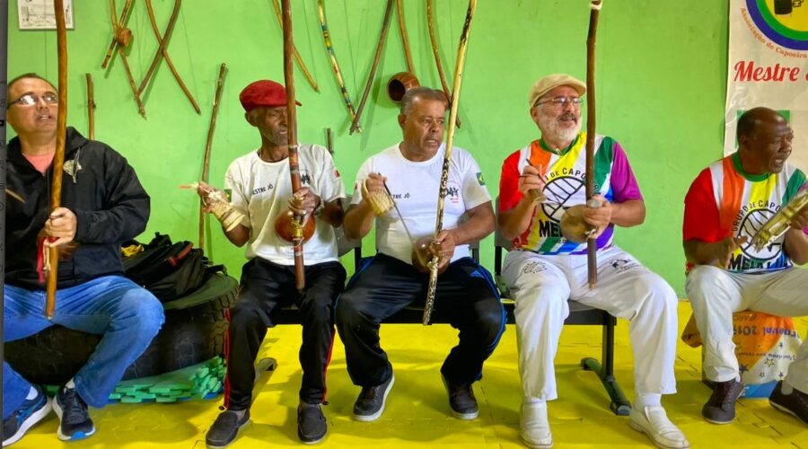 Berimbaus e Pandeiro: Batuque e Cantoria. Mestres Joãos. Jô - João Mendes Batista Barbosa Filho, Sabão - João Batista Lage Barbosa, Polêmico, Coroa - Mauro Delfino da Silva e João Coelho. Academia de capoeira Pequenos Libertadores, Rua Luiz Basílio Castor, Número 259, Bairro Santa Luzia, Juiz de Fora, Minas Gerais/MG, Brasil. Registro de Capoeira Mestre Polêmico - Professor Doutor João Couto Teixeira. IMG_9840. 9,36 GB. 09h13. Sábado, 15 de Junho de 2024. HD 1080p. MOV. Universidade Livre de Estudos Culturais da Capoeira - Universidade da Capoeira - UNICAPOEIRA, Instituto de Educação Socioambiental - IESAMBI, Associação de Capoeira - ASCA e Grupo de Capoeira MEIA LUA - Fundado Terça-feira, 29 de Maio de 1962. Orquestra Harmônica de Berimbaus. Seja membro deste canal e ganhe benefícios: https://www.youtube.com/channel/UCE6HrA5Y_VZ4-hgw8FG13aw/join PIX - polemico72@hotmail.com