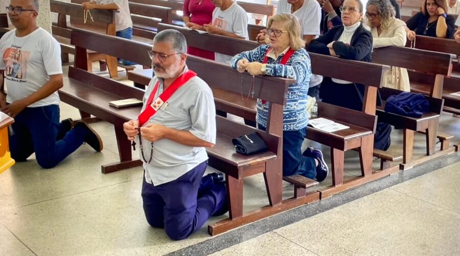Terço dos Homens em Família: Léo. Igreja Nossa Senhora Mãe de Deus, Bairro Nossa Senhora de Lourdes, Juiz de Fora, Minas Gerais/MG, Brasil. Registro de Capoeira Mestre Polêmico - Professor Doutor João Couto Teixeira. IMG_9842. 3,7 GB. 09h15. Domingo, 16 de Junho de 2024. HD 1080p. MOV. Universidade Livre de Estudos Culturais da Capoeira - Universidade da Capoeira - UNICAPOEIRA, Instituto de Educação Socioambiental - IESAMBI, Associação de Capoeira - ASCA e Grupo de Capoeira MEIA LUA - Fundado Terça-feira, 29 de Maio de 1962. Seja membro deste canal e ganhe benefícios: https://www.youtube.com/channel/UCE6HrA5Y_VZ4-hgw8FG13aw/join PIX - polemico72@hotmail.com