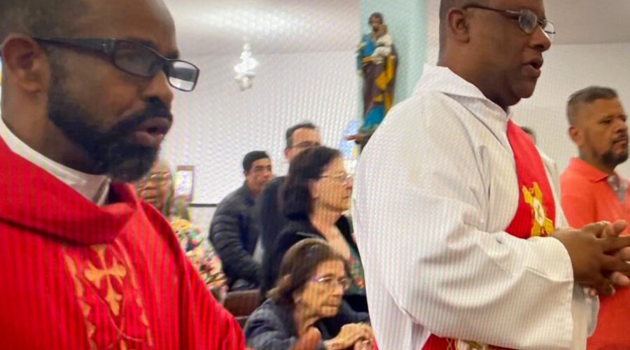 Celebração Eucarística: Padre Luiz Carlos Vitório. Diácono Márcio Rosa dos Santos. Ministras Extraordinárias da Sagrada Comunhão Ana Maria e Cláudia Cristina Lessa Duarte. Acolhida e Preces da Comunidade Ana Valério. Segunda Leitura Natália Regina Silva de Assis. Pastoral da Música Ministro Extraordinário da Sagrada Comunhão Antônio Reis. Igreja Nossa Senhora Mãe de Deus, Bairro Nossa Senhora de Lourdes, Juiz de Fora, Minas Gerais/MG, Brasil. Registro de Capoeira Mestre Polêmico - Professor Doutor João Couto Teixeira. IMG_9867. 8,26 GB. 08h00. Domingo, 30 de Junho de 2024. HD 1080p. MOV. Universidade Livre de Estudos Culturais da Capoeira - Universidade da Capoeira - UNICAPOEIRA, Instituto de Educação Socioambiental - IESAMBI, Associação de Capoeira - ASCA e Grupo de Capoeira MEIA LUA - Fundado Terça-feira, 29 de Maio de 1962. Seja membro deste canal e ganhe benefícios: https://www.youtube.com/channel/UCE6HrA5Y_VZ4-hgw8FG13aw/join PIX - polemico72@hotmail.com