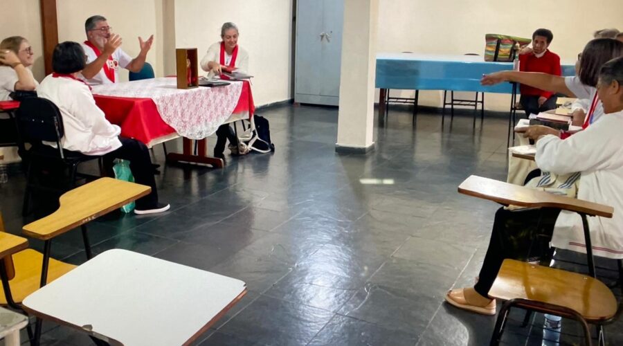 Apóstol@s da Oração ao Sagrado Coração de Jesus: Reunião. Salão Paroquial, Igreja Nossa Senhora Mãe de Deus, Bairro Nossa Senhora de Lourdes, Juiz de Fora, Minas Gerais/MG, Brasil. Registro de Capoeira Mestre Polêmico - Professor Doutor João Couto Teixeira. IMG_9875. 6,32 GB. 16h00. Sexta-feira, 05 de Julho de 2024. HD 1080p. MOV. Universidade Livre de Estudos Culturais da Capoeira - Universidade da Capoeira - UNICAPOEIRA, Instituto de Educação Socioambiental - IESAMBI, Associação de Capoeira - ASCA e Grupo de Capoeira MEIA LUA - Fundado Terça-feira, 29 de Maio de 1962. Seja membro deste canal e ganhe benefícios: https://www.youtube.com/channel/UCE6HrA5Y_VZ4-hgw8FG13aw/join PIX - polemico72@hotmail.com