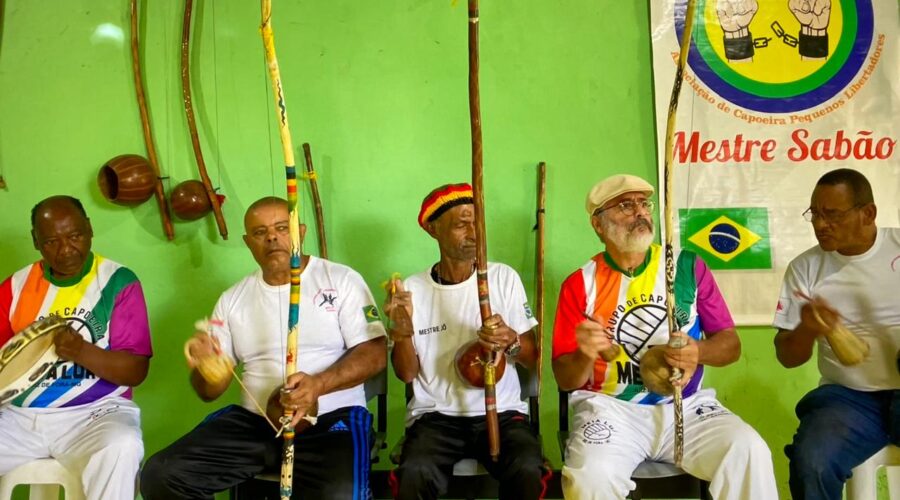 Berimbaus e Pandeiro: Batuque e Cantoria. Mestres Joãos. Jô - João Mendes Batista Barbosa Filho, Sabão - João Batista Lage Barbosa, Polêmico, Coroa - Mauro Delfino da Silva e Carlos. Academia de capoeira Pequenos Libertadores, Rua Luiz Basílio Castor, Número 259, Bairro Santa Luzia, Juiz de Fora, Minas Gerais/MG, Brasil. Registro de Capoeira Mestre Polêmico - Professor Doutor João Couto Teixeira. IMG_9876. 12,6 GB. 09h11. Sábado, 06 de Julho de 2024. HD 1080p. MOV. Universidade Livre de Estudos Culturais da Capoeira - Universidade da Capoeira - UNICAPOEIRA, Instituto de Educação Socioambiental - IESAMBI, Associação de Capoeira - ASCA e Grupo de Capoeira MEIA LUA - Fundado Terça-feira, 29 de Maio de 1962. Orquestra Harmônica de Berimbaus. Seja membro deste canal e ganhe benefícios: https://www.youtube.com/channel/UCE6HrA5Y_VZ4-hgw8FG13aw/join PIX - polemico72@hotmail.com
