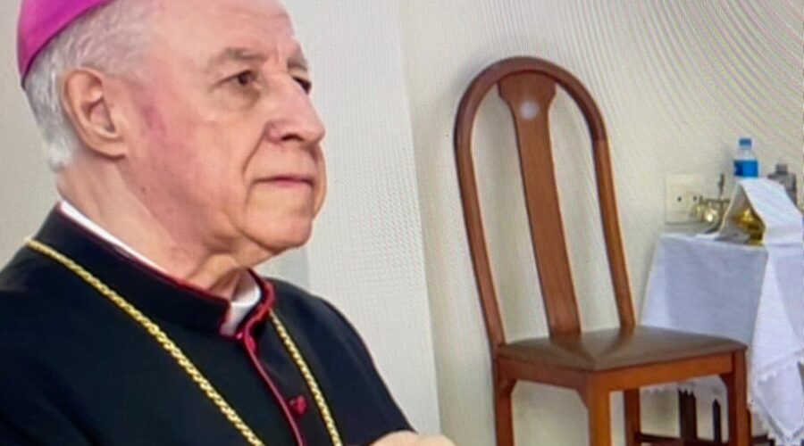 Celebração Eucarística: Arcebispo Arquidiocesano Dom Gil Antônio Moreira. Seminário Arquidiocesano Santo Antônio, Avenida Barão do Rio Branco, Número 4516, Bairro Alto Boa Vista, CEP 36.026-500, Juiz de Fora, Minas Gerais/MG, Brasil. Registro de Capoeira Mestre Polêmico - Professor Doutor João Couto Teixeira. IMG_9828. 11,01 GB. 09h00. Quinta-feira, 13 de Junho de 2024. HD 1080p. MOV. Universidade Livre de Estudos Culturais da Capoeira - Universidade da Capoeira - UNICAPOEIRA, Instituto de Educação Socioambiental - IESAMBI, Associação de Capoeira - ASCA e Grupo de Capoeira MEIA LUA - Fundado Terça-feira, 29 de Maio de 1962. Seja membro deste canal e ganhe benefícios: https://www.youtube.com/channel/UCE6HrA5Y_VZ4-hgw8FG13aw/join PIX - polemico72@hotmail.com