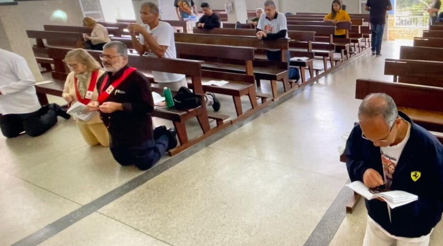 Terço dos Homens em Família: Coordenador Cláudio. Igreja Nossa Senhora Mãe de Deus, Bairro Nossa Senhora de Lourdes, Juiz de Fora, Minas Gerais/MG, Brasil. Registro de Capoeira Mestre Polêmico - Professor Doutor João Couto Teixeira. IMG_4546. 3,69 GB. 09h15. Domingo, 09 de Junho de 2024. HD 1080p. MOV. Universidade Livre de Estudos Culturais da Capoeira - Universidade da Capoeira - UNICAPOEIRA, Instituto de Educação Socioambiental - IESAMBI, Associação de Capoeira - ASCA e Grupo de Capoeira MEIA LUA - Fundado Terça-feira, 29 de Maio de 1962. Seja membro deste canal e ganhe benefícios: https://www.youtube.com/channel/UCE6HrA5Y_VZ4-hgw8FG13aw/join PIX - polemico72@hotmail.com