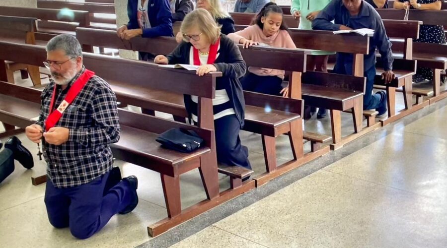 Terço dos Homens em Família: Diácono Márcio Rosa dos Santos. Igreja Nossa Senhora Mãe de Deus, Bairro Nossa Senhora de Lourdes, Juiz de Fora, Minas Gerais/MG, Brasil. Registro de Capoeira Mestre Polêmico - Professor Doutor João Couto Teixeira. IMG_9879. 4,14 GB. 09h15. Domingo, 07 de Julho de 2024. HD 1080p. MOV. Universidade Livre de Estudos Culturais da Capoeira - Universidade da Capoeira - UNICAPOEIRA, Instituto de Educação Socioambiental - IESAMBI, Associação de Capoeira - ASCA e Grupo de Capoeira MEIA LUA - Fundado Terça-feira, 29 de Maio de 1962. Seja membro deste canal e ganhe benefícios: https://www.youtube.com/channel/UCE6HrA5Y_VZ4-hgw8FG13aw/join PIX - polemico72@hotmail.com