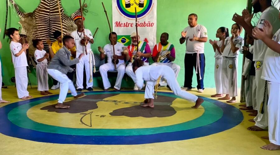 Berimbaus e Pandeiro: Batuque e Cantoria. Mestres Joãos. Jô - João Mendes Batista Barbosa Filho, Sabão - João Batista Lage Barbosa, Polêmico, Coroa - Mauro Delfino da Silva, Avatar - Giovanni Diomedson de Andrade, Carlos, Professor Buiú e Alun@s. Academia de capoeira Pequenos Libertadores, Rua Luiz Basílio Castor, Número 259, Bairro Santa Luzia, Juiz de Fora, Minas Gerais/MG, Brasil. Registro de Capoeira Mestre Polêmico - Professor Doutor João Couto Teixeira. IMG_9990. 9,33 GB. 09h06. Sábado, 17 de Agosto de 2024. HD 1080p. MOV. Universidade Livre de Estudos Culturais da Capoeira - Universidade da Capoeira - UNICAPOEIRA, Instituto de Educação Socioambiental - IESAMBI, Associação de Capoeira - ASCA e Grupo de Capoeira MEIA LUA - Fundado Terça-feira, 29 de Maio de 1962. Orquestra Harmônica de Berimbaus. Seja membro deste canal e ganhe benefícios: https://www.youtube.com/channel/UCE6HrA5Y_VZ4-hgw8FG13aw/join PIX - polemico72@hotmail.com