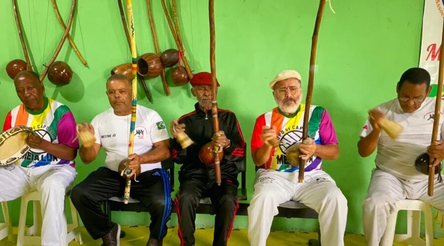 Berimbaus e Pandeiro: Batuque e Cantoria. Mestres Joãos. Jô - João Mendes Batista Barbosa Filho, Sabão - João Batista Lage Barbosa, Polêmico, Coroa - Mauro Delfino da Silva e Carlos. Academia de capoeira Pequenos Libertadores, Rua Luiz Basílio Castor, Número 259, Bairro Santa Luzia, Juiz de Fora, Minas Gerais/MG, Brasil. Registro de Capoeira Mestre Polêmico - Professor Doutor João Couto Teixeira. IMG_9906. 11,46 GB. 09h12. Sábado, 20 de Julho de 2024. HD 1080p. MOV. Universidade Livre de Estudos Culturais da Capoeira - Universidade da Capoeira - UNICAPOEIRA, Instituto de Educação Socioambiental - IESAMBI, Associação de Capoeira - ASCA e Grupo de Capoeira MEIA LUA - Fundado Terça-feira, 29 de Maio de 1962. Orquestra Harmônica de Berimbaus. Seja membro deste canal e ganhe benefícios: https://www.youtube.com/channel/UCE6HrA5Y_VZ4-hgw8FG13aw/join PIX - polemico72@hotmail.com