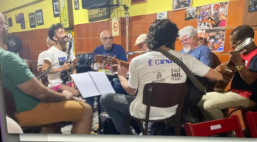 Clube do Choro: Neném - Ana Maria Couto Teixeira, Xico - Francisco de Assis Couto Teixeira, Salete Libardoni e Laura Maria Moraes Teixeira. Bairro Grambery, Juiz de Fora, Minas Gerais/MG, Brasil. Registro de Capoeiras Estrela Dalva - Artista Plástica e Cineasta Salete Libardoni e Mestre Polêmico - Professor Doutor João Couto Teixeira. IMG_6340/9. 5,45 GB. 20h15/57. Segunda-feira, 16 de Setembro de 2024. HD 1080p. MOV. Universidade Livre de Estudos Culturais da Capoeira - Universidade da Capoeira - UNICAPOEIRA, Instituto de Educação Socioambiental - IESAMBI, Associação de Capoeira - ASCA e Grupo de Capoeira MEIA LUA - Fundado Terça-feira, 29 de Maio de 1962. Orquestra Harmônica de Berimbaus. Seja membro deste canal e ganhe benefícios: https://www.youtube.com/channel/UCE6HrA5Y_VZ4-hgw8FG13aw/join PIX - polemico72@hotmail.com