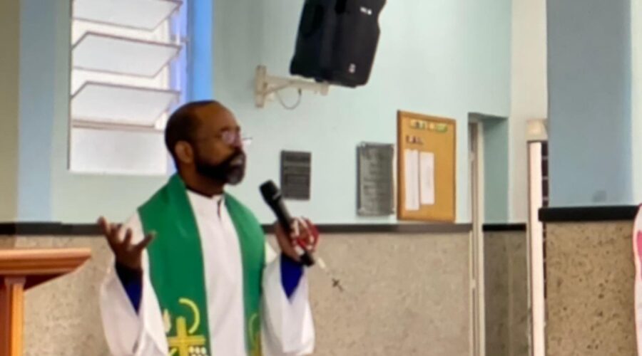 Celebração Eucarística: Padre Luiz Carlos Vitório. Diácono Márcio Rosa dos Santos. Ministro Extraordinário da Sagrada Comunhão Amaro Azevedo. Salmo 84 - Mostrai-nos, Ó Senhor, Vossa Bondade, e a Vossa Salvação nos Concedei - Mestre Polêmico. Pastoral da Música Ministro Extraordinário da Sagrada Comunhão Antônio Reis, Mestres Polêmico, Avatar - Giovanni Diácono de Andrade e Leonardo Torres . Igreja Nossa Senhora Mãe de Deus, Bairro Nossa Senhora de Lourdes, Juiz de Fora, Minas Gerais/MG, Brasil. Registro de Capoeira Mestre Polêmico - Professor Doutor João Couto Teixeira. IMG_9897. 9,03 GB. 08h00. Domingo, 14 de Julho de 2024. HD 1080p. MOV. Universidade Livre de Estudos Culturais da Capoeira - Universidade da Capoeira - UNICAPOEIRA, Instituto de Educação Socioambiental - IESAMBI, Associação de Capoeira - ASCA e Grupo de Capoeira MEIA LUA - Fundado Terça-feira, 29 de Maio de 1962. Seja membro deste canal e ganhe benefícios: https://www.youtube.com/channel/UCE6HrA5Y_VZ4-hgw8FG13aw/join PIX - polemico72@hotmail.com