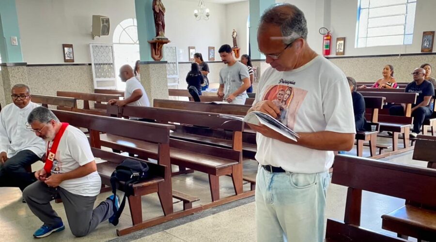 Terço dos Homens em Família: Coordenador Cláudio Luiz Farias. Igreja Nossa Senhora Mãe de Deus, Bairro Nossa Senhora de Lourdes, Juiz de Fora, Minas Gerais/MG, Brasil. Registro de Capoeira Mestre Polêmico - Professor Doutor João Couto Teixeira. IMG_0019. 3,9 GB. 09h15. Domingo, 01 de Setembro de 2024. HD 1080p. MOV. Universidade Livre de Estudos Culturais da Capoeira - Universidade da Capoeira - UNICAPOEIRA, Instituto de Educação Socioambiental - IESAMBI, Associação de Capoeira - ASCA e Grupo de Capoeira MEIA LUA - Fundado Terça-feira, 29 de Maio de 1962. Seja membro deste canal e ganhe benefícios: https://www.youtube.com/channel/UCE6HrA5Y_VZ4-hgw8FG13aw/join PIX - polemico72@hotmail.com