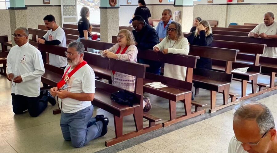 Terço dos Homens em Família: Coordenador Cláudio Luiz Farias. Igreja Nossa Senhora Mãe de Deus, Bairro Nossa Senhora de Lourdes, Juiz de Fora, Minas Gerais/MG, Brasil. Registro de Capoeira Mestre Polêmico - Professor Doutor João Couto Teixeira. IMG_9917. 3,94 GB. 09h15. Domingo, 28 de Julho de 2024. HD 1080p. MOV. Universidade Livre de Estudos Culturais da Capoeira - Universidade da Capoeira - UNICAPOEIRA, Instituto de Educação Socioambiental - IESAMBI, Associação de Capoeira - ASCA e Grupo de Capoeira MEIA LUA - Fundado Terça-feira, 29 de Maio de 1962. Seja membro deste canal e ganhe benefícios: https://www.youtube.com/channel/UCE6HrA5Y_VZ4-hgw8FG13aw/join PIX - polemico72@hotmail.com