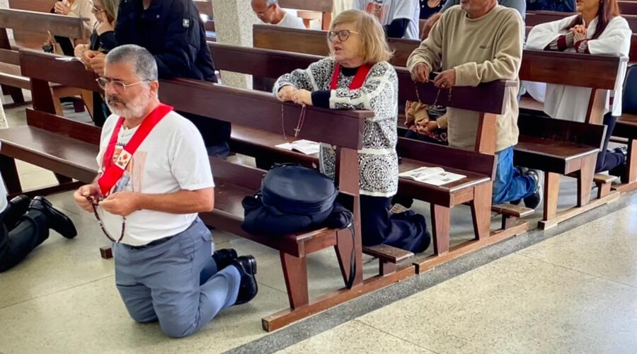 Terço dos Homens em Família: Diácono Márcio Rosa dos Santos. Igreja Nossa Senhora Mãe de Deus, Bairro Nossa Senhora de Lourdes, Juiz de Fora, Minas Gerais/MG, Brasil. Registro de Capoeira Mestre Polêmico - Professor Doutor João Couto Teixeira. IMG_9949. 4,16 GB. 09h20. Domingo, 11 de Agosto de 2024. HD 1080p. MOV. Universidade Livre de Estudos Culturais da Capoeira - Universidade da Capoeira - UNICAPOEIRA, Instituto de Educação Socioambiental - IESAMBI, Associação de Capoeira - ASCA e Grupo de Capoeira MEIA LUA - Fundado Terça-feira, 29 de Maio de 1962. Seja membro deste canal e ganhe benefícios: https://www.youtube.com/channel/UCE6HrA5Y_VZ4-hgw8FG13aw/join PIX - polemico72@hotmail.com