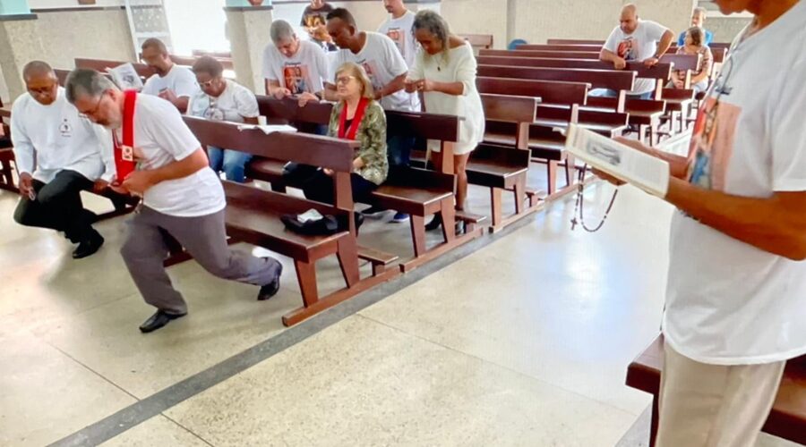 Terço dos Homens em Família: Sebastião Rosa Leite Filho. Igreja Nossa Senhora Mãe de Deus, Bairro Nossa Senhora de Lourdes, Juiz de Fora, Minas Gerais/MG, Brasil. Registro de Capoeira Mestre Polêmico - Professor Doutor João Couto Teixeira. IMG_0010. 3,85 GB. 09h15. Domingo, 25 de Agosto de 2024. HD 1080p. MOV. Universidade Livre de Estudos Culturais da Capoeira - Universidade da Capoeira - UNICAPOEIRA, Instituto de Educação Socioambiental - IESAMBI, Associação de Capoeira - ASCA e Grupo de Capoeira MEIA LUA - Fundado Terça-feira, 29 de Maio de 1962. Seja membro deste canal e ganhe benefícios: https://www.youtube.com/channel/UCE6HrA5Y_VZ4-hgw8FG13aw/join PIX - polemico72@hotmail.com