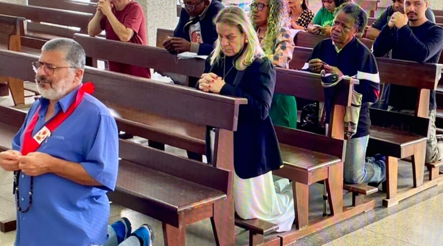 Terço dos Homens em Família: Sebastião Rosa Leite Filho. Igreja Nossa Senhora Mãe de Deus, Bairro Nossa Senhora de Lourdes, Juiz de Fora, Minas Gerais/MG, Brasil. Registro de Capoeira Mestre Polêmico - Professor Doutor João Couto Teixeira. IMG_9897. 3,87 GB. 09h15. Domingo, 14 de Julho de 2024. HD 1080p. MOV. Universidade Livre de Estudos Culturais da Capoeira - Universidade da Capoeira - UNICAPOEIRA, Instituto de Educação Socioambiental - IESAMBI, Associação de Capoeira - ASCA e Grupo de Capoeira MEIA LUA - Fundado Terça-feira, 29 de Maio de 1962. Seja membro deste canal e ganhe benefícios: https://www.youtube.com/channel/UCE6HrA5Y_VZ4-hgw8FG13aw/join PIX - polemico72@hotmail.com