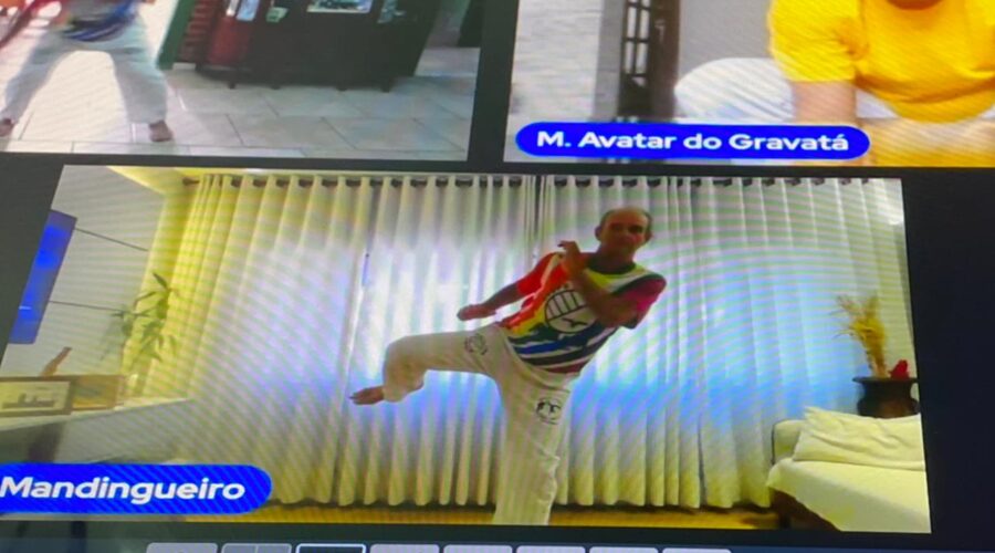 Treino de Ginga e Sequências do Mestre Marco Aurélio de Moraes Barros. Fixando a Primeira, Lados Esquerdo e Direito, Modalidades A e B. Mestres Polêmico, Mandingueiro - Peter Faluhelyi e Avatar - Giovanni Diomedson de Andrade. Sala de Entrar, Tigüéra 360, Juiz de Fora, Minas Gerais/MG, Brasil. Registro de Capoeira Mestre Polêmico - Professor Doutor João Couto Teixeira. IMG_0022. 10,16 GB. 14h29. Terça-feira, 03 de Setembro de 2024. HD 1080p. MOV. Universidade Livre de Estudos Culturais da Capoeira - Universidade da Capoeira - UNICAPOEIRA, Instituto de Educação Socioambiental - IESAMBI, Associação de Capoeira - ASCA e Grupo de Capoeira MEIA LUA - Fundado Terça-feira, 29 de Maio de 1962. Orquestra Harmônica de Berimbaus. Seja membro deste canal e ganhe benefícios: https://www.youtube.com/channel/UCE6HrA5Y_VZ4-hgw8FG13aw/join PIX - polemico72@hotmail.com