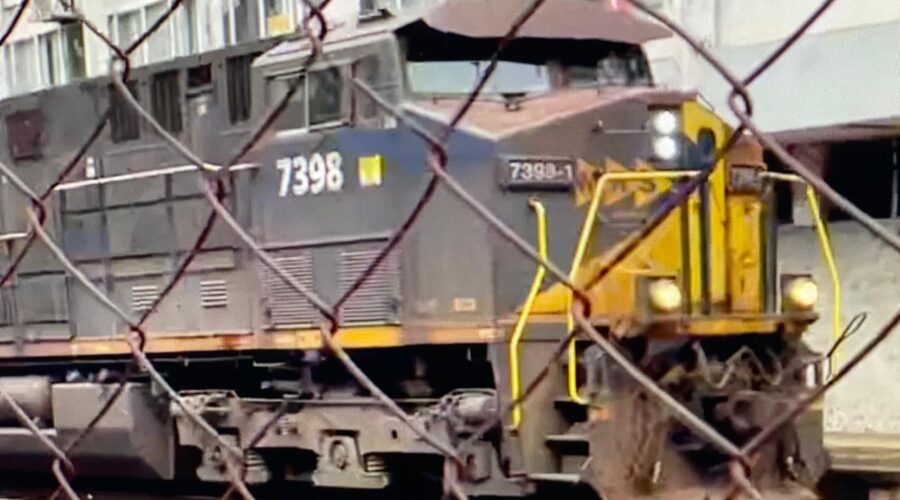 Trem: Descapoeirando Montanhas em Minas - Com Apito. Estação, Praça Central, Anfiteatro do Museu Ferroviário, Avenida Brasil, Número 2001, CEP 36.060-010, Bairro Centro, Juiz de Fora,Minas Gerais/MG, Brasil. Registro de Capoeira Mestre Polêmico - Professor Doutor João Couto Teixeira. IMG_9945. 400,4 MB. 13h02. Sábado, 10 de Agosto de 2024. HD 1080p. MOV. Universidade Livre de Estudos Culturais da Capoeira - Universidade da Capoeira - UNICAPOEIRA, Instituto de Educação Socioambiental - IESAMBI, Associação de Capoeira - ASCA e Grupo de Capoeira MEIA LUA - Fundado Terça-feira, 29 de Maio de 1962. Orquestra Harmônica de Berimbaus. Seja membro deste canal e ganhe benefícios: https://www.youtube.com/channel/UCE6HrA5Y_VZ4-hgw8FG13aw/join PIX - polemico72@hotmail.com