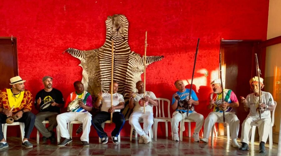 UNICAPOEIRA: Berimbaus Batuque e Cantoria. Mestres Jô - João Mendes Batista Barbosa Filho, Sabão - João Batista Lage Barbosa, Polêmico, Africano - Lázaro Sousa de Jesus, Beto - Gilberto Oscar Silva Werneck, Avatar - Giovanni Diomedson de Andrade, Coroa - Mauro Delfino da Silva e Amendoim - Douglas Vinícius de Andrade. Sede do Condomínio Residencial Tigüéra, Juiz de Fora, Minas Gerais/MG, Brasil. Registro de Capoeira Mestre Polêmico - Professor Doutor João Couto Teixeira. IMG_9916. 12,67 GB. 15h49. Sábado, 27 de Julho de 2024. HD 1080p. MOV. Universidade Livre de Estudos Culturais da Capoeira - Universidade da Capoeira - UNICAPOEIRA, Instituto de Educação Socioambiental - IESAMBI, Associação de Capoeira - ASCA e Grupo de Capoeira MEIA LUA - Fundado Terça-feira, 29 de Maio de 1962. Orquestra Harmônica de Berimbaus. Seja membro deste canal e ganhe benefícios: https://www.youtube.com/channel/UCE6HrA5Y_VZ4-hgw8FG13aw/join PIX - polemico72@hotmail.com
