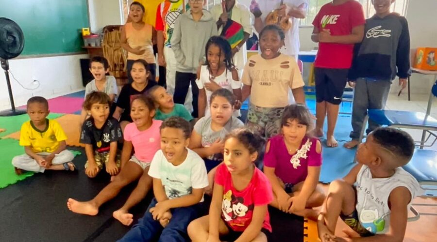 Mestres Jô - João Mendes Batista Barbosa Filho, Polêmico, Beto - Gilberto Oscar Silva Werneck e Avatar de Gravatá - Giovanni Diomedson de Andrade. Casa da Criança Jacinta e Francisco, Rua Irmã Emerenciana, 131, CEP 36.072-500, Bairro Retiro, Juiz de Fora, Minas Gerais/MG, Brasil. Registro de Capoeira Mestre Polêmico - Professor Doutor João Couto Teixeira. IMG_0116. 7,85 GB. 13h11. Quarta-feira, 23 de Outubro de 2024. HD 1080p. Universidade Livre de Estudos Culturais da Capoeira - Universidade da Capoeira - UNICAPOEIRA, Instituto de Educação Socioambiental - IESAMBI, Associação de Capoeira - ASCA e Grupo de Capoeira MEIA LUA - Fundado Terça-feira, 29 de Maio de 1962. Seja membro deste canal e ganhe benefícios: https://www.youtube.com/channel/UCE6HrA5Y_VZ4-hgw8FG13aw/join PIX - polemico72@hotmail.com