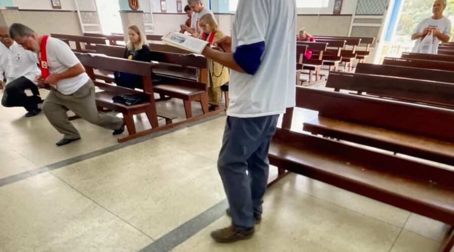 Terço dos Homens em Família: Sebastião Rosa Leite Filho. Igreja Nossa Senhora Mãe de Deus, Bairro Nossa Senhora de Lourdes, Juiz de Fora, Minas Gerais/MG, Brasil. Registro de Capoeira Mestre Polêmico - Professor Doutor João Couto Teixeira. IMG_0064. 3,79 GB. 09h15. Domingo, 22 de Setembro de 2024. HD 1080p. MOV. Universidade Livre de Estudos Culturais da Capoeira - Universidade da Capoeira - UNICAPOEIRA, Instituto de Educação Socioambiental - IESAMBI, Associação de Capoeira - ASCA e Grupo de Capoeira MEIA LUA - Fundado Terça-feira, 29 de Maio de 1962. Seja membro deste canal e ganhe benefícios: https://www.youtube.com/channel/UCE6HrA5Y_VZ4-hgw8FG13aw/join PIX - polemico72@hotmail.com