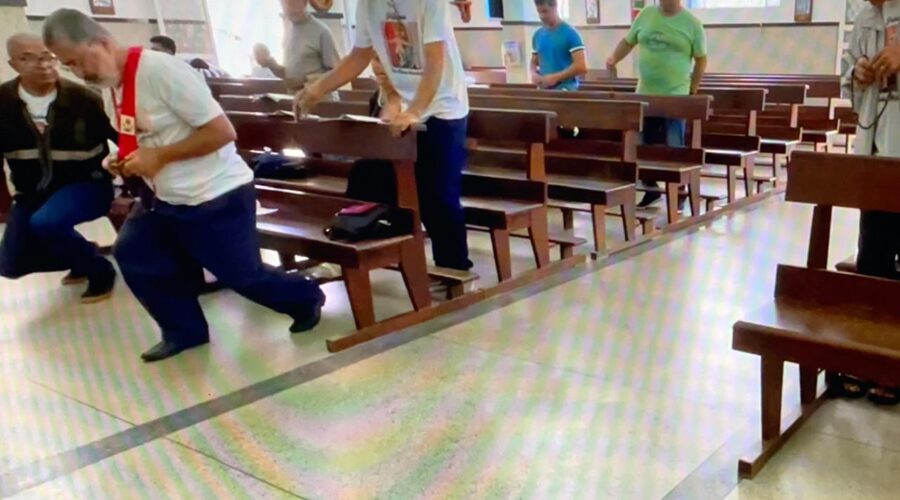 Terço dos Homens em Família: Wanderley Tagliatte. Igreja Nossa Senhora Mãe de Deus, Bairro Nossa Senhora de Lourdes, Juiz de Fora, Minas Gerais/MG, Brasil. Registro de Capoeira Mestre Polêmico - Professor Doutor João Couto Teixeira. IMG_0108. 3,68 GB. 09h15. Domingo, 20 de Outubro de 2024. HD 1080p. MOV. Universidade Livre de Estudos Culturais da Capoeira - Universidade da Capoeira - UNICAPOEIRA, Instituto de Educação Socioambiental - IESAMBI, Associação de Capoeira - ASCA e Grupo de Capoeira MEIA LUA - Fundado Terça-feira, 29 de Maio de 1962. Seja membro deste canal e ganhe benefícios: https://www.youtube.com/channel/UCE6HrA5Y_VZ4-hgw8FG13aw/join PIX - polemico72@hotmail.com