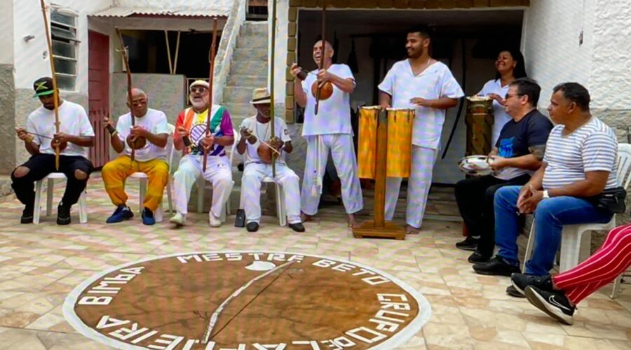 Mestres Jô - João Mendes Batista Barbosa Filho, Polêmico, Beto - Gilberto Oscar Silva Werneck, Marta, Deivisson, Pongá - Fernando César Coelho, Lolota - Márcio Antônio Cardoso, William, João, Paulo Lopes e Fernanda: Batuque e Cantoria. Rua Bartolomeu dos Santos, Número 275, Bairro São Damião, Juiz de Fora, Minas Gerais/MG, Brasil. Registro de Capoeira Mestre Polêmico - Professor Doutor João Couto Teixeira. IMG_0078. 12,58 GB. 12h15. Sábado, 05 de Outubro de 2024. HD 1080p. MOV. Universidade Livre de Estudos Culturais da Capoeira - Universidade da Capoeira - UNICAPOEIRA, Instituto de Educação Socioambiental - IESAMBI, Associação de Capoeira - ASCA e Grupo de Capoeira MEIA LUA - Fundado Terça-feira, 29 de Maio de 1962. Orquestra Harmônica de Berimbaus. Seja membro deste canal e ganhe benefícios: https://www.youtube.com/channel/UCE6HrA5Y_VZ4-hgw8FG13aw/join PIX - polemico72@hotmail.com